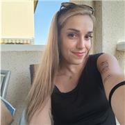 Cercana y empática. Apasionada de la biología. Me adapto al alumno para establecer confianza y enseñar de forma clara y sencilla.